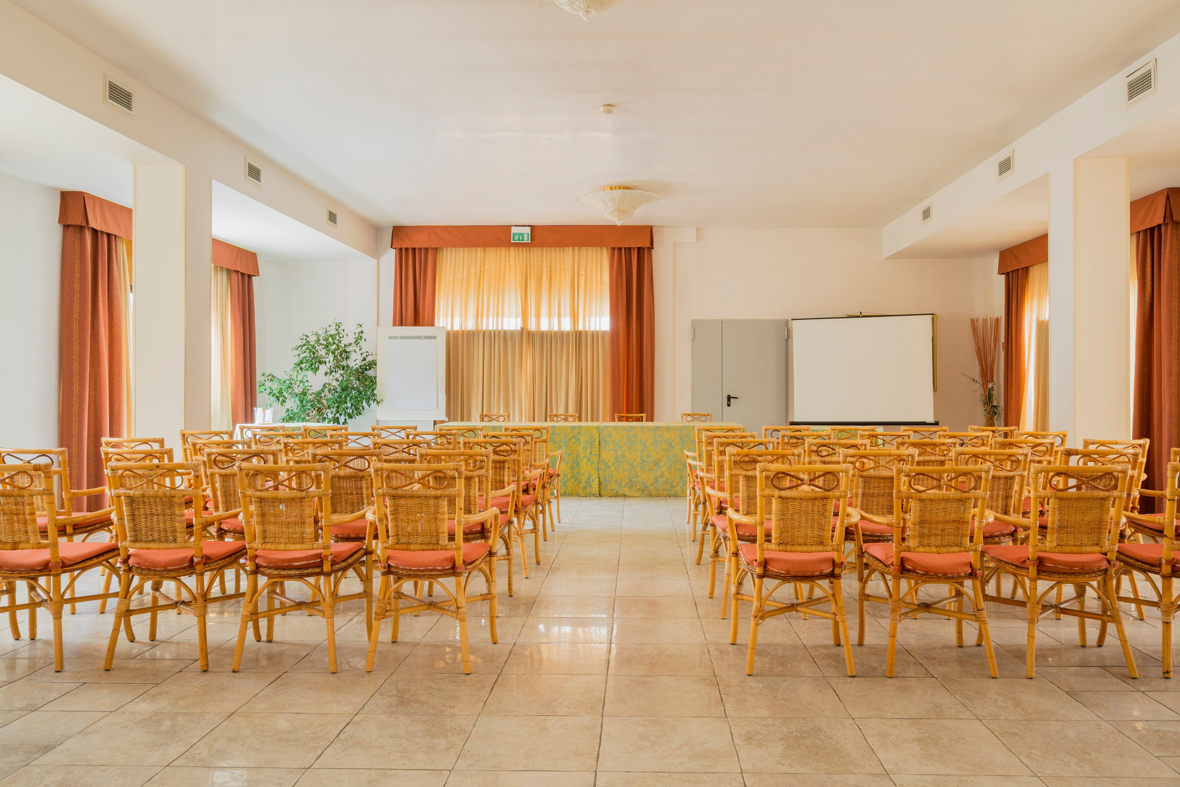 Sala meeting attrezzata per conferenze