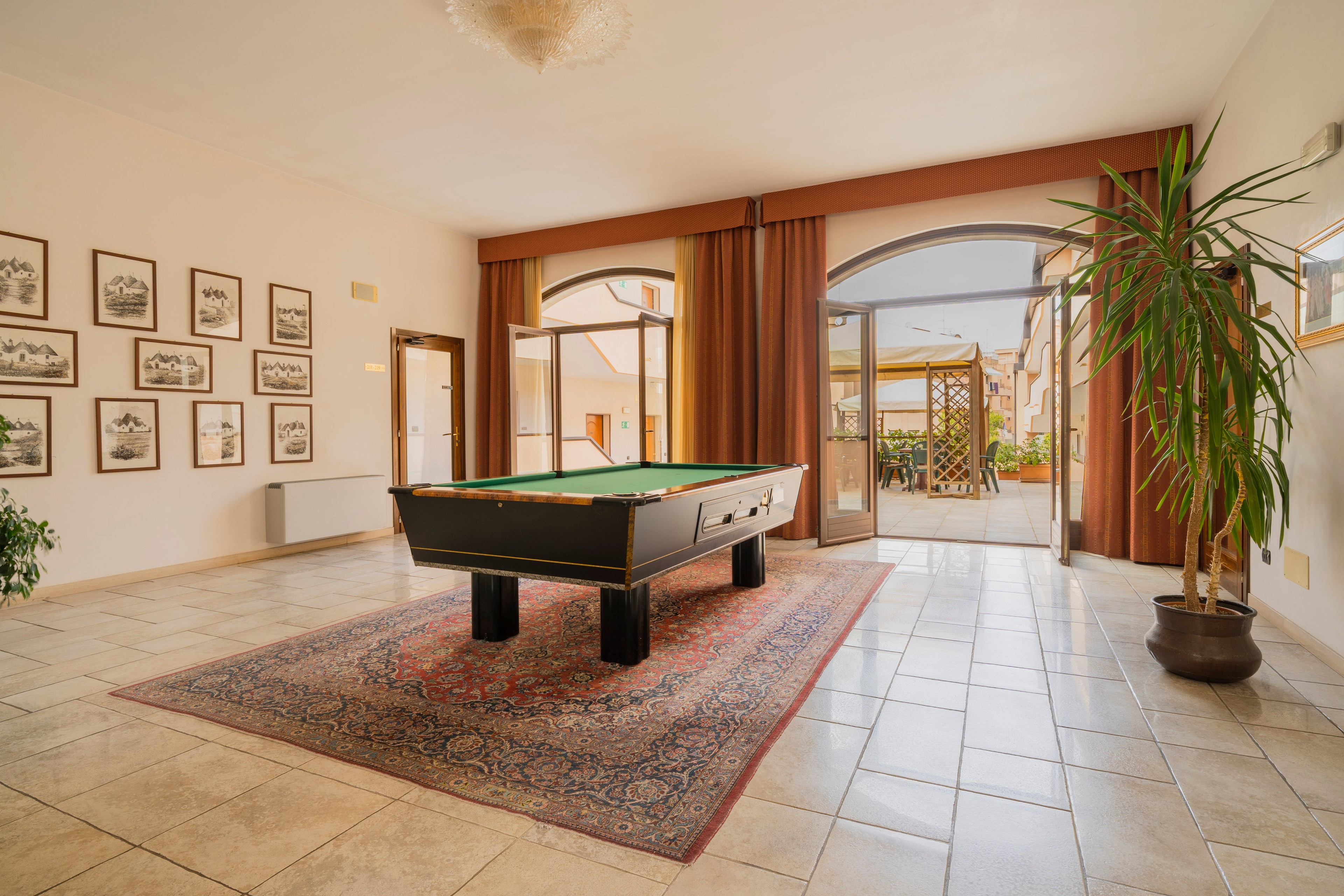 Sala biliardo con accesso alla terrazza