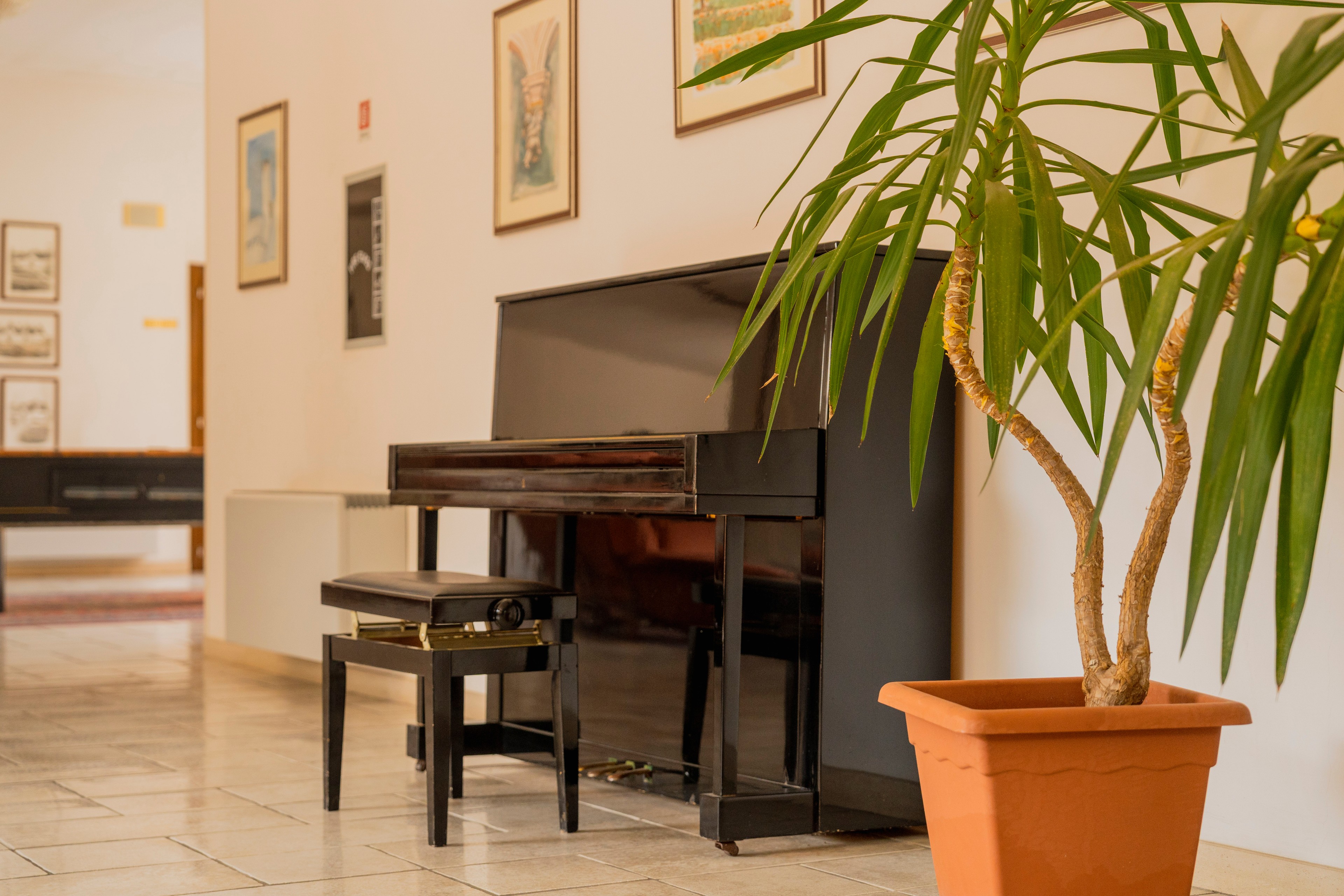Angolo con pianoforte nella hall