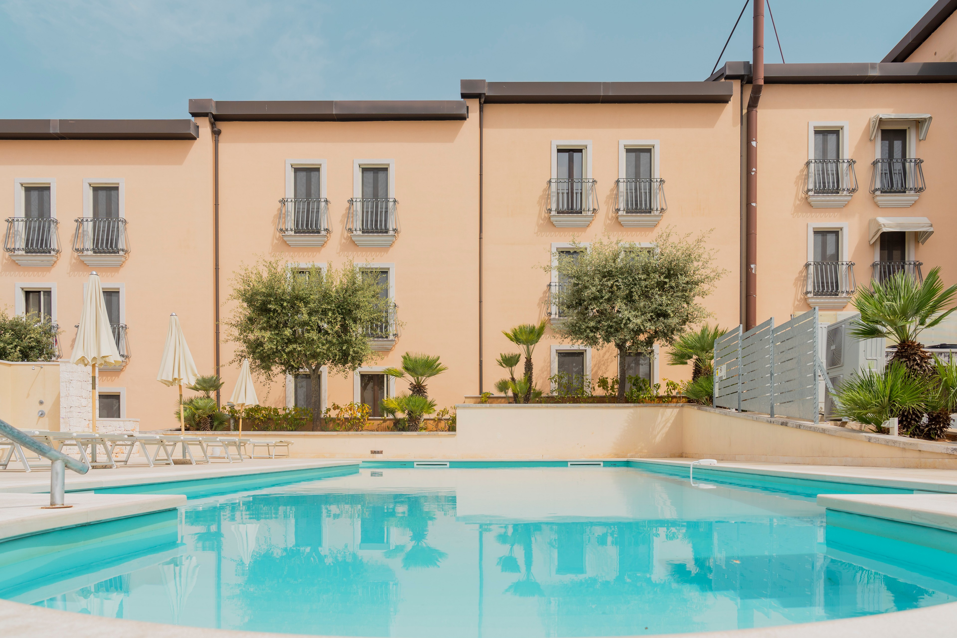 Piscina con vista sull'edificio di Hotel Villa Rosa