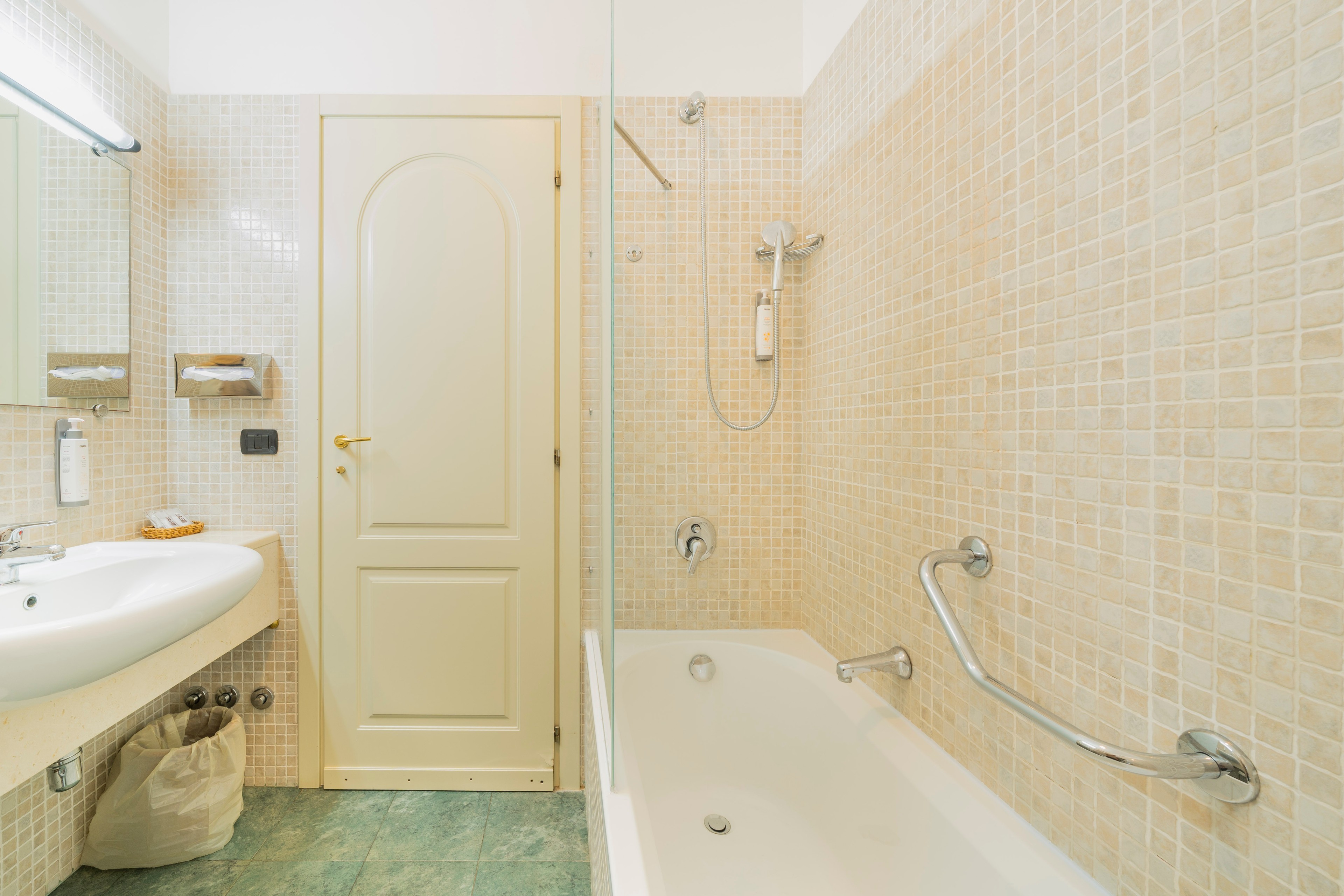 Bagno con vasca e maniglioni di sicurezza