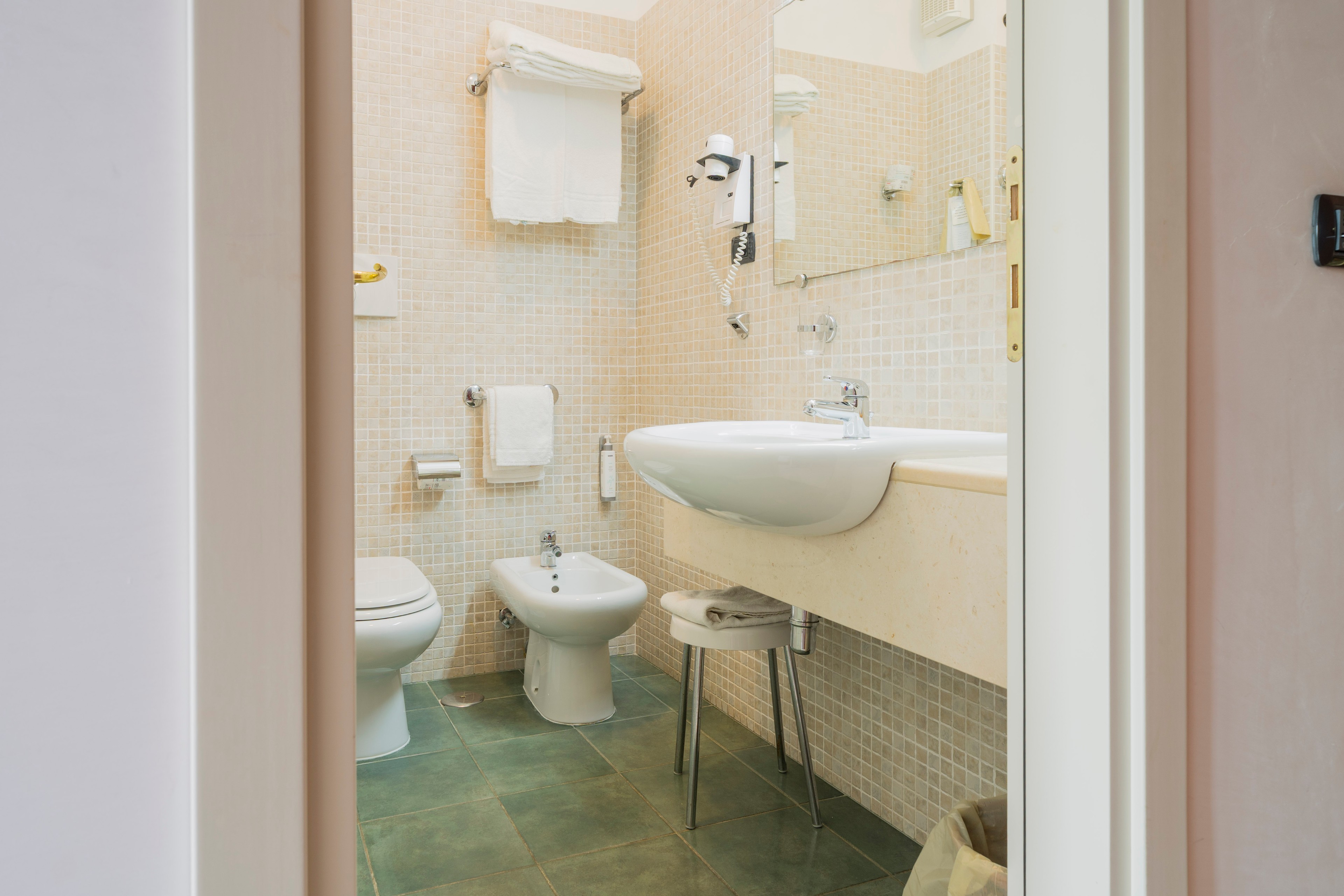 Bagno privato di una camera di Hotel Villa Rosa