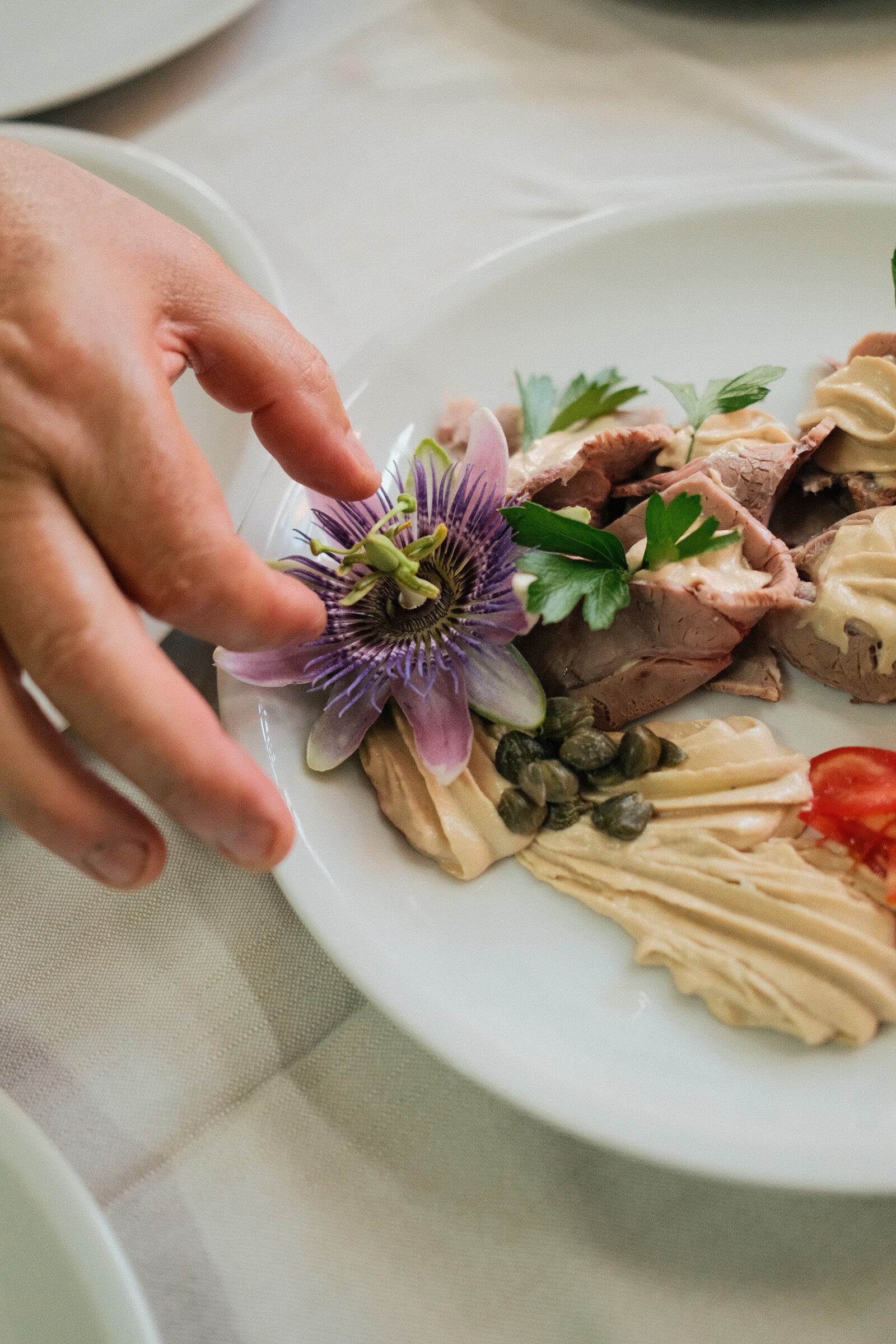 Composizione di un antipasto con fiore edule di passiflora