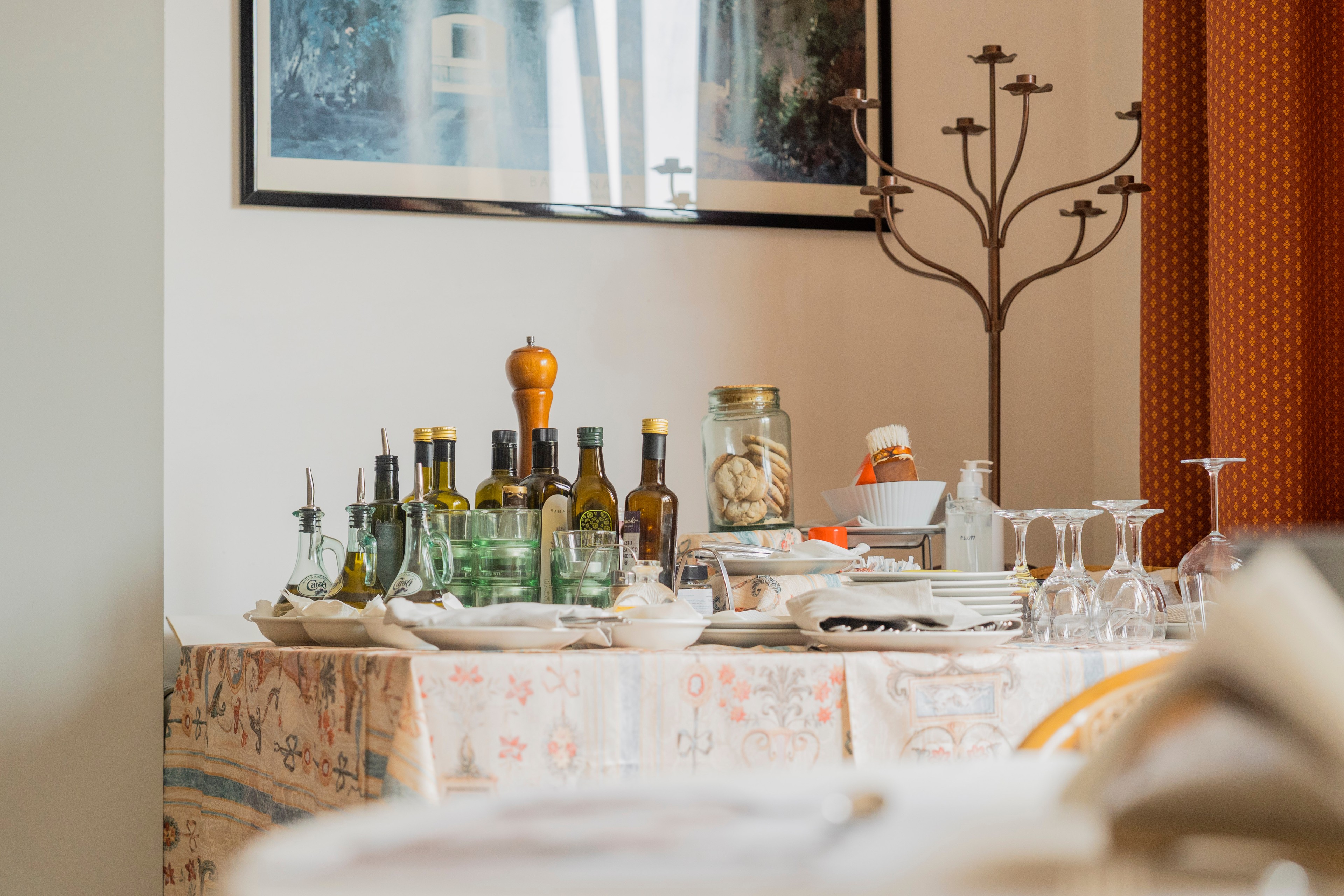 Buffet della colazione con olio, biscotti e bicchieri