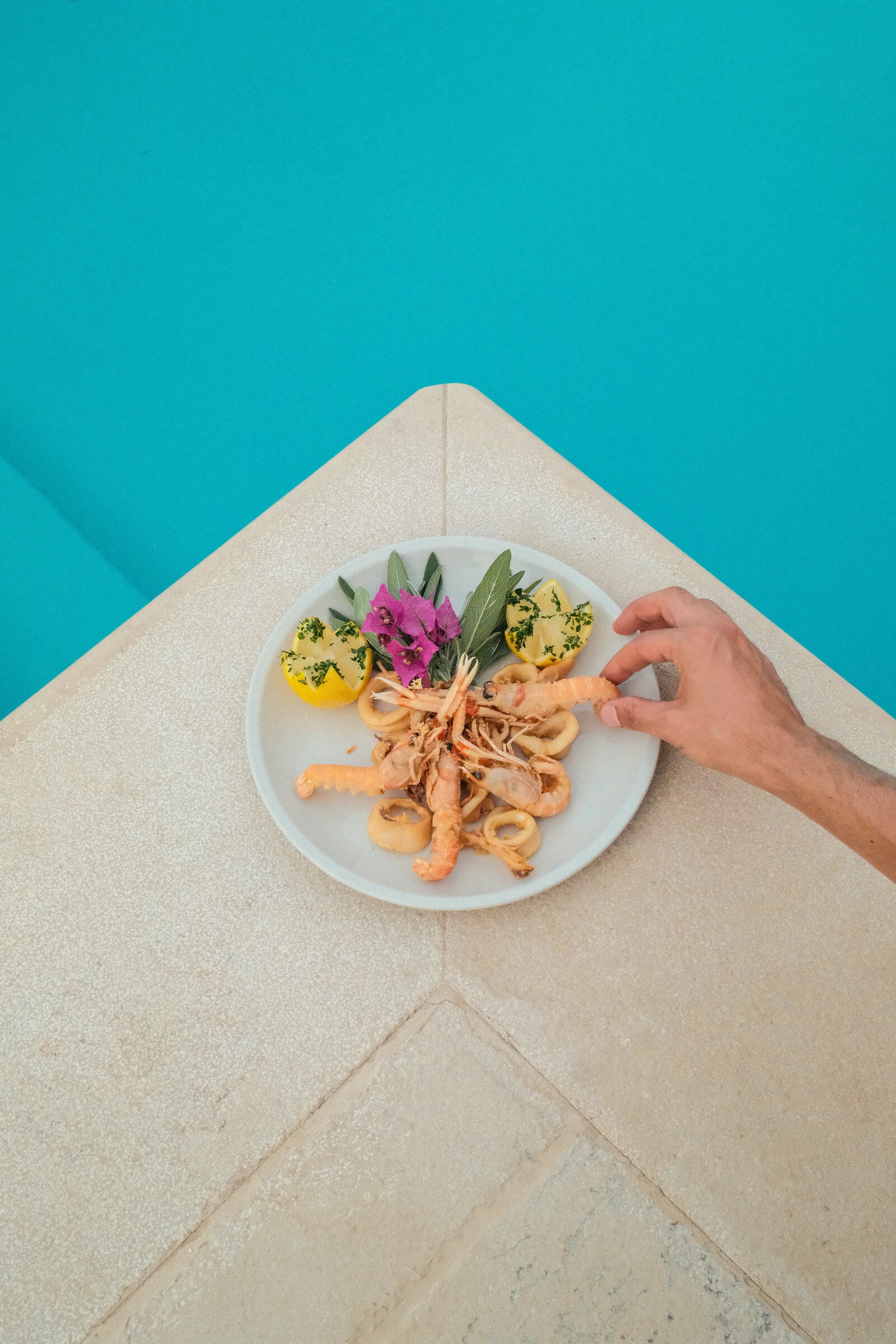 Piatto di fritto misto servito a bordo piscina